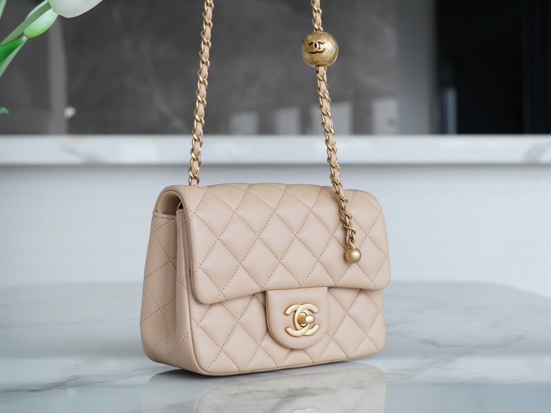 CLASSIC FLAP 17 MINI CARRÉ EN CUIR D'AGNEAU BEIGE CLAIR GHW 