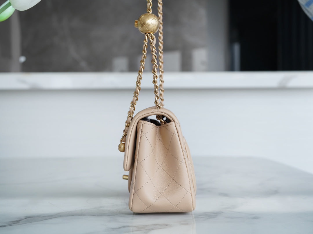 CLASSIC FLAP 17 MINI CARRÉ EN CUIR D'AGNEAU BEIGE CLAIR GHW 