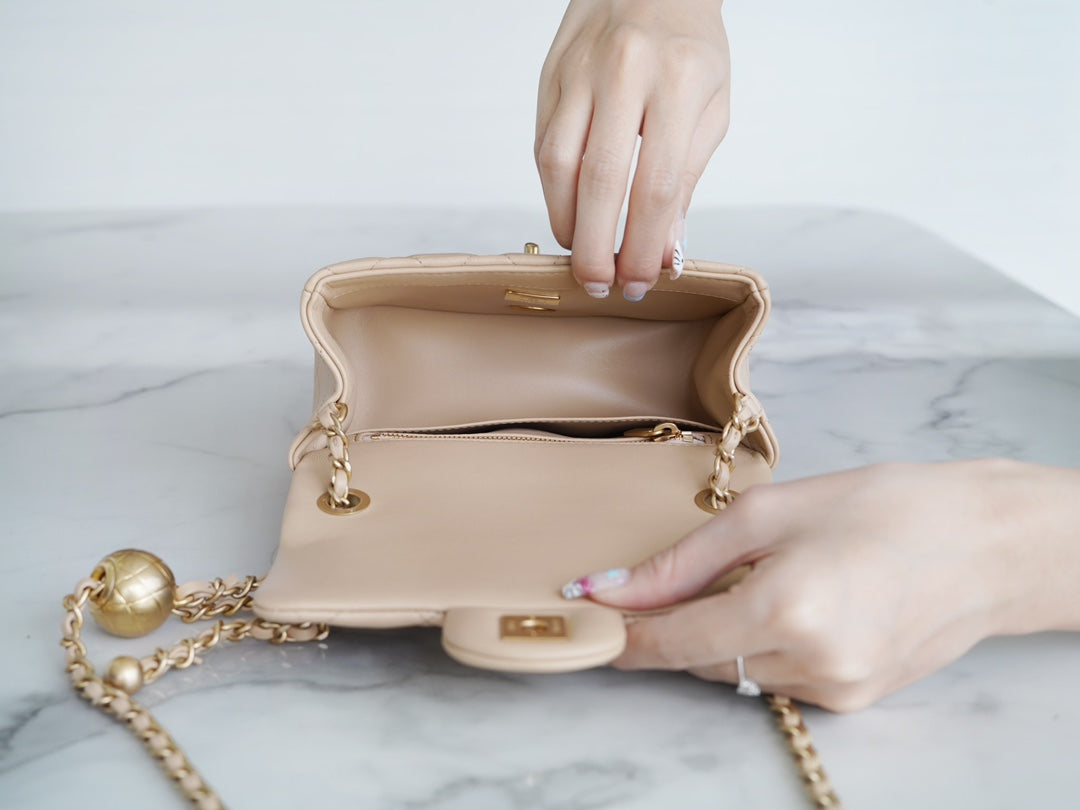 CLASSIC FLAP 17 MINI CARRÉ EN CUIR D'AGNEAU BEIGE CLAIR GHW 