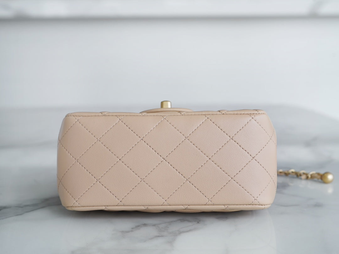 CLASSIC FLAP 17 MINI CARRÉ EN CUIR D'AGNEAU BEIGE CLAIR GHW 