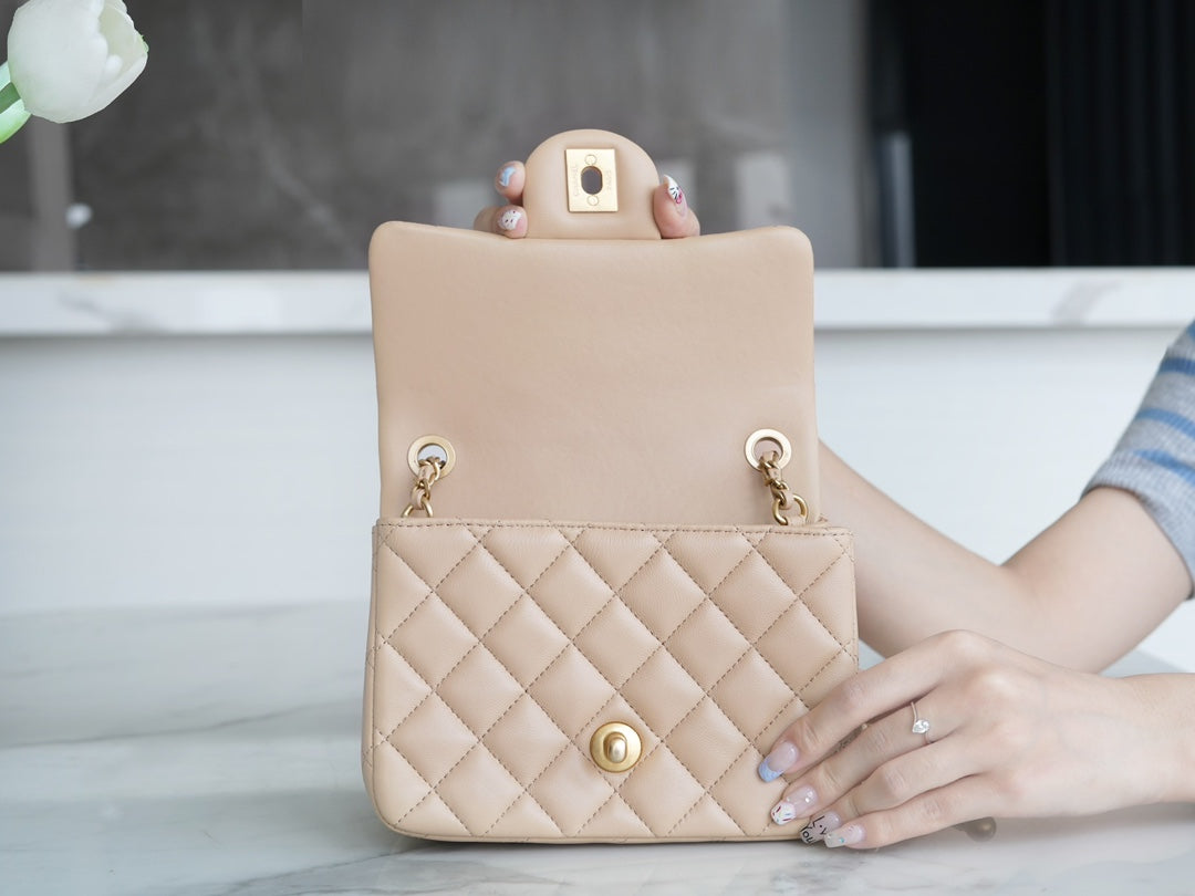 CLASSIC FLAP 17 MINI CARRÉ EN CUIR D'AGNEAU BEIGE CLAIR GHW 