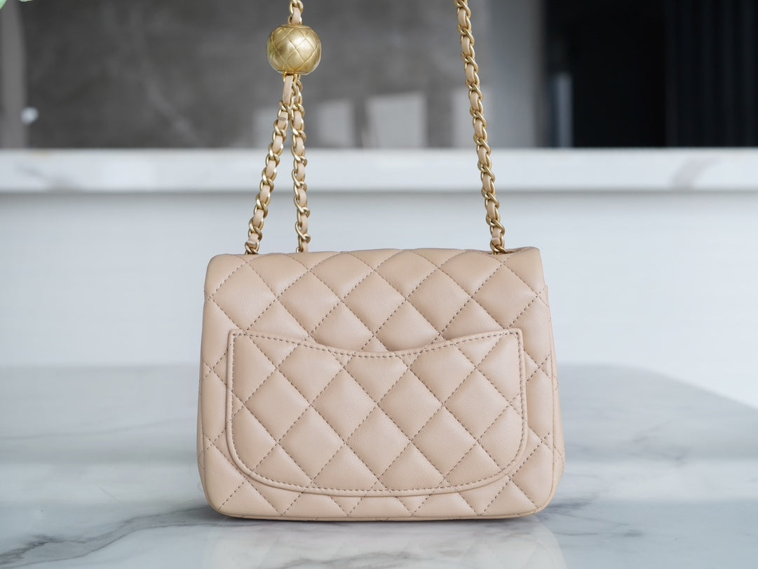CLASSIC FLAP 17 MINI CARRÉ EN CUIR D'AGNEAU BEIGE CLAIR GHW 