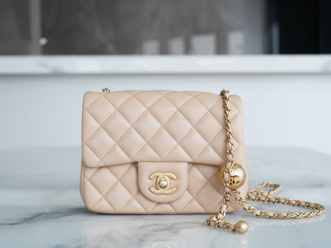 CLASSIC FLAP 17 MINI CARRÉ EN CUIR D'AGNEAU BEIGE CLAIR GHW 