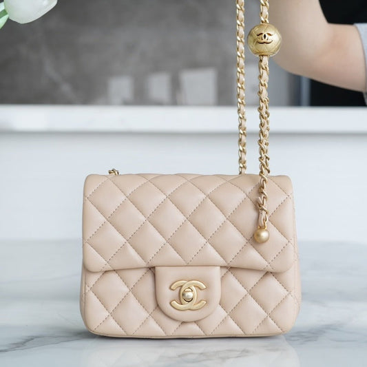 CLASSIC FLAP 17 MINI CARRÉ EN CUIR D'AGNEAU BEIGE CLAIR GHW 