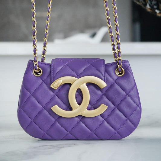 SAC HOBO 21 AVEC GRAND LOGO EN CUIR D'AGNEAU VIOLET QUINCAILLERIE DORÉ 