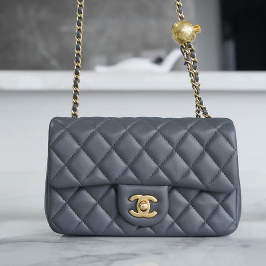 SAC À RABAT CLASSIQUE MINI RECTANGE 20 POCHES EN CUIR D'AGNEAU GRIS ROCHE QUINCAILLERIE DORÉ 