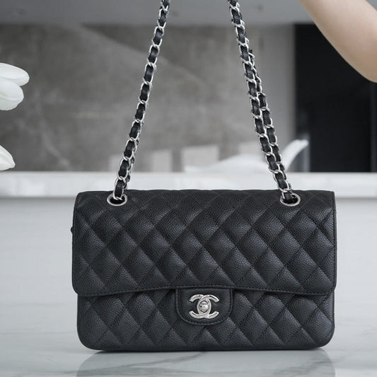 CLASSIC FLAP 25 NOIR CAVIAR QUINCAILLERIE ARGENT 