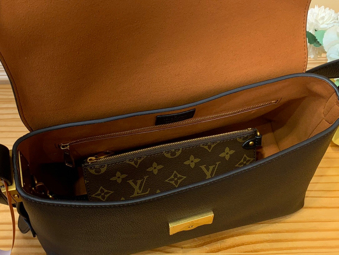 Sac messager LV Low Key en cuir de veau noir 205010