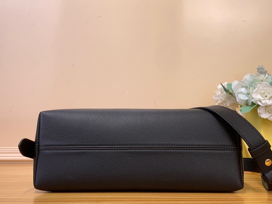 Sac messager LV Low Key en cuir de veau noir 205010