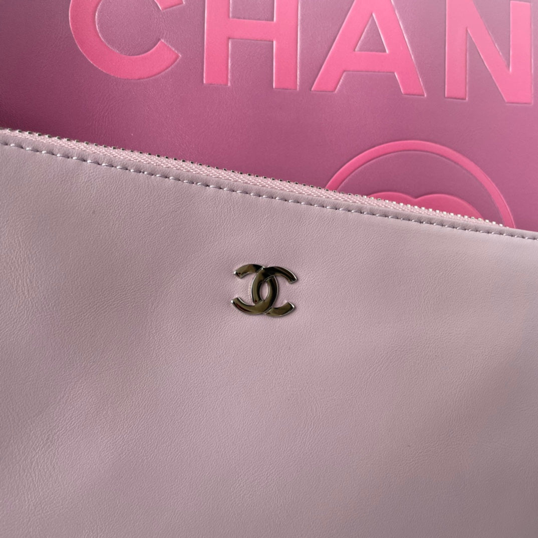 Sac shopping CC 34 cm en cuir de veau rose violet, accessoires argentés