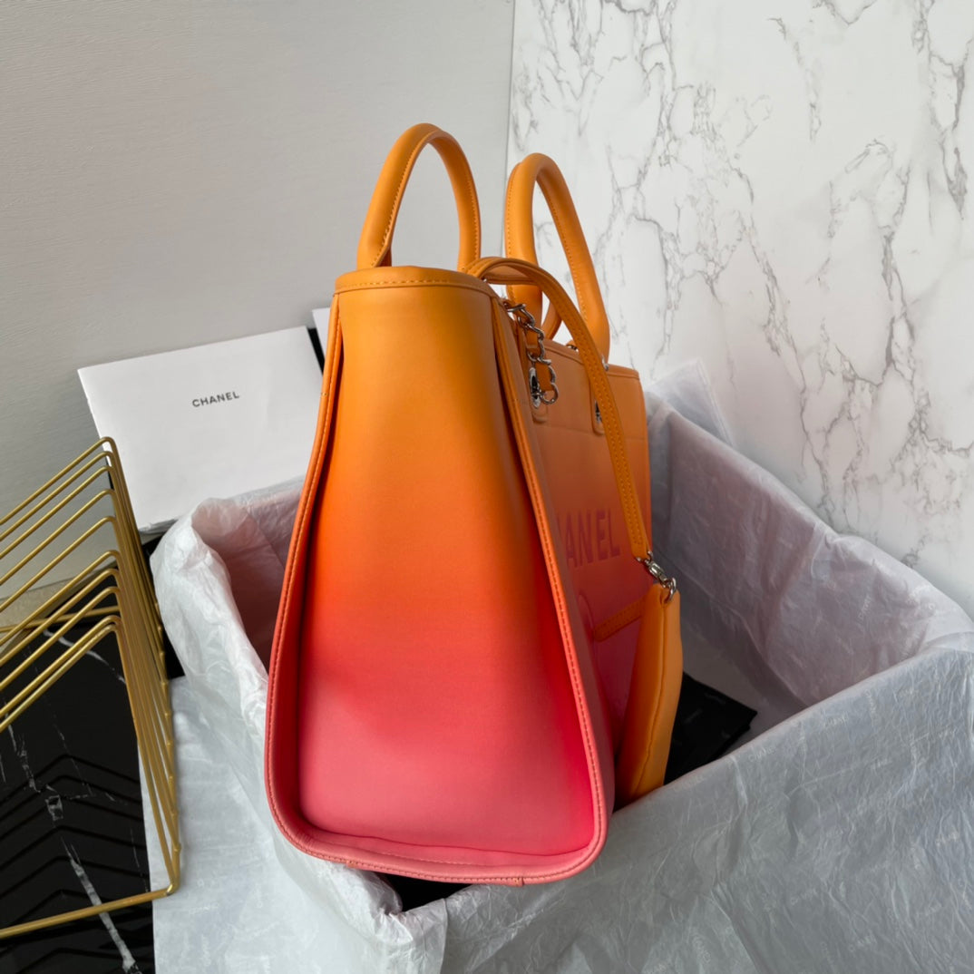 Sac shopping CC 34 cm en cuir de veau orange violet, accessoires dorés