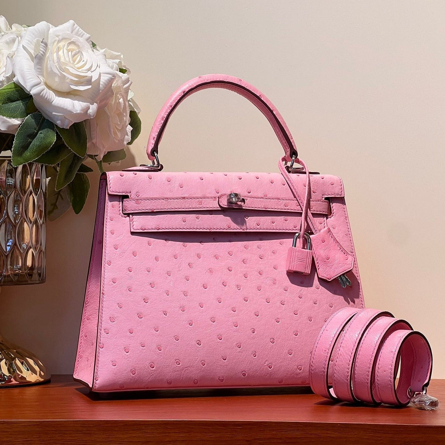 SAC KELLY SELLIER 25 EN CUIR D'AUTRUCHE ROSE POUPÉE AVEC QUINCAILLERIE ARGENTÉE (FABRIQUÉ SUR COMMANDE)