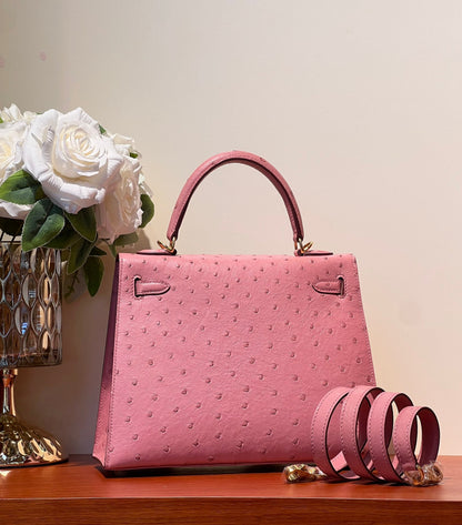 SAC KELLY SELLIER 25 EN CUIR D'AUTRUCHE ROSE SAUMON AVEC QUINCAILLERIE DORÉ (FABRIQUÉ SUR COMMANDE)