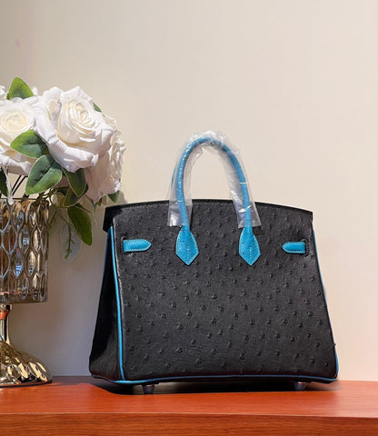 SAC KELLY SELLIER 25 EN CUIR D'AUTRUCHE NOIR ET BLEU OCÉAN (FABRIQUÉ SUR COMMANDE)
