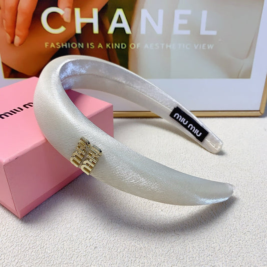 BANDEAU ÉPAIS EN SOIE BLANCHE LOGO DORÉ 241200