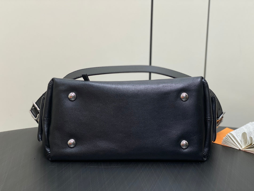 Sac à main Carry All PM 33,5 en cuir noir avec chaîne argentée