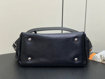 Sac à main Carry All PM 33,5 en cuir noir avec chaîne argentée