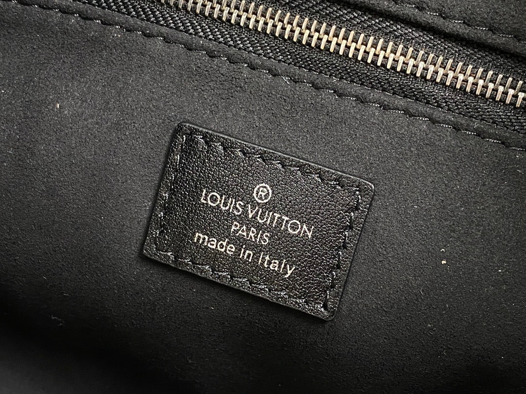 Sac à main Carry All PM 33,5 en cuir noir avec chaîne argentée