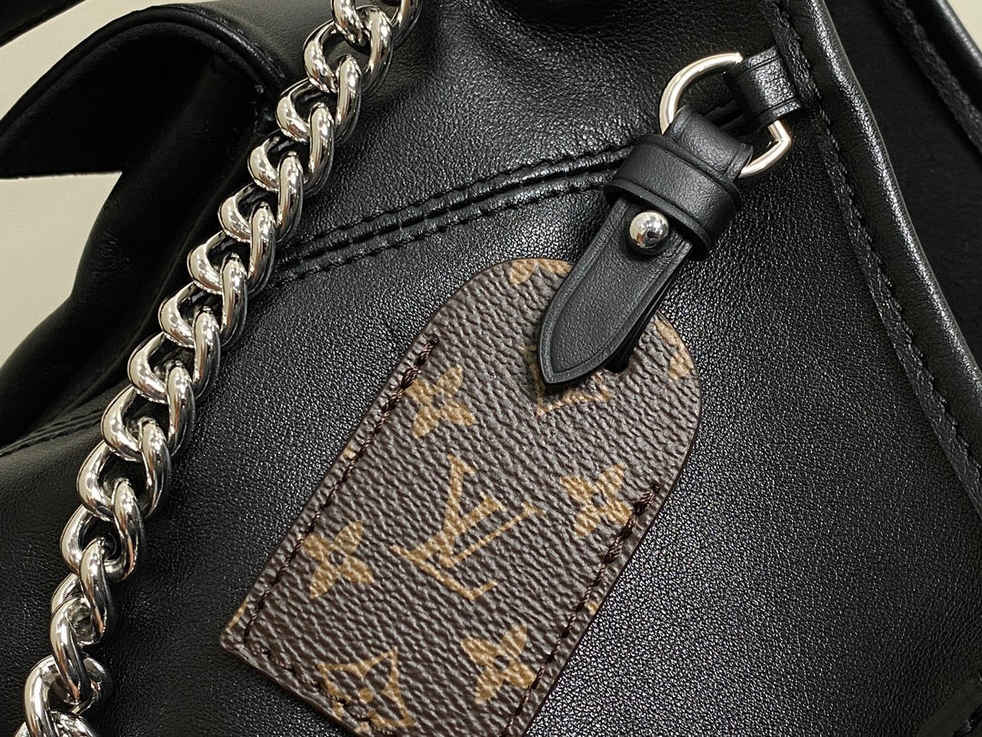Sac à main Carry All PM 33,5 en cuir noir avec chaîne argentée