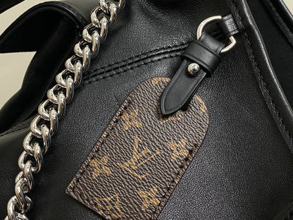 Sac à main Carry All PM 33,5 en cuir noir avec chaîne argentée