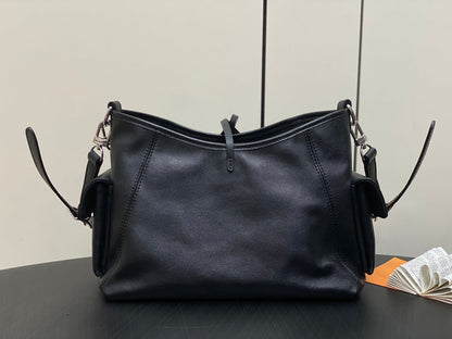 Sac à main Carry All PM 33,5 en cuir noir avec chaîne argentée