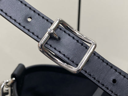 Sac à main Carry All PM 33,5 en cuir noir avec chaîne argentée