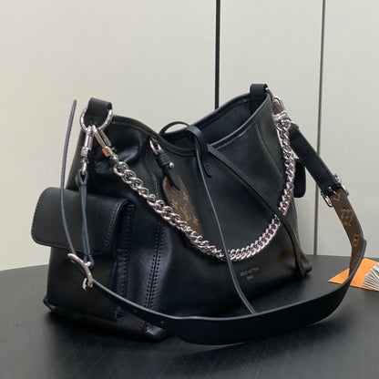 Sac à main Carry All PM 33,5 en cuir noir avec chaîne argentée