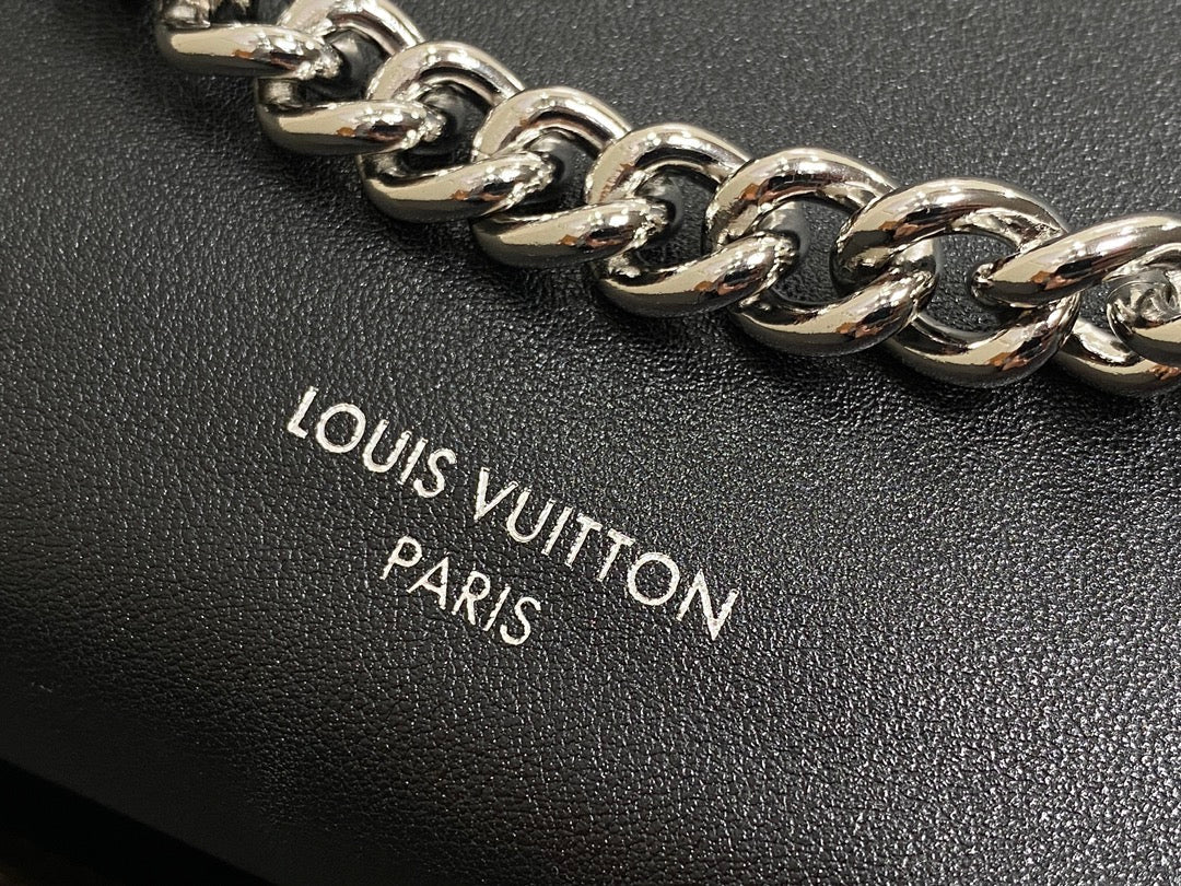 Sac à main Carry All PM 33,5 en cuir noir avec chaîne argentée