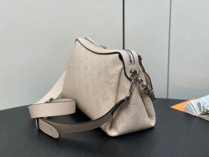 hand it all pm 29cm beige mahina calfskin