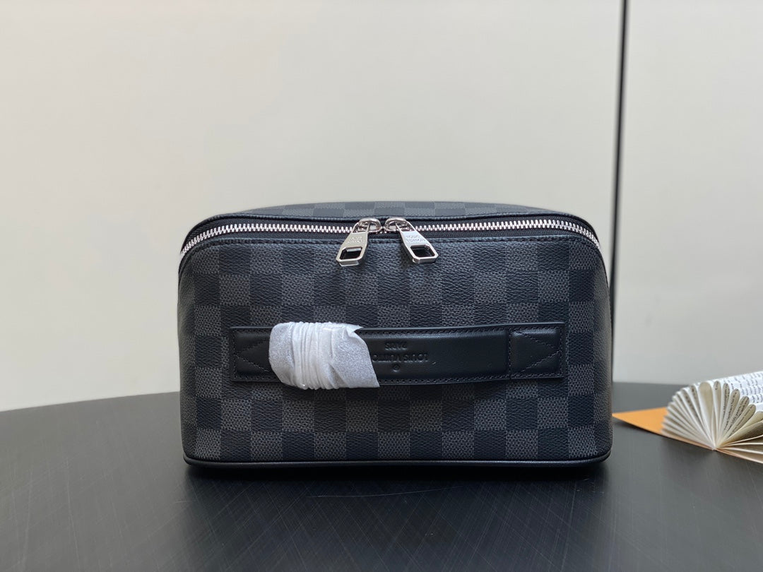 TROUSSE DE TOILETTE 24 EN TOILE DAMIER GRAPHITE NOIRE