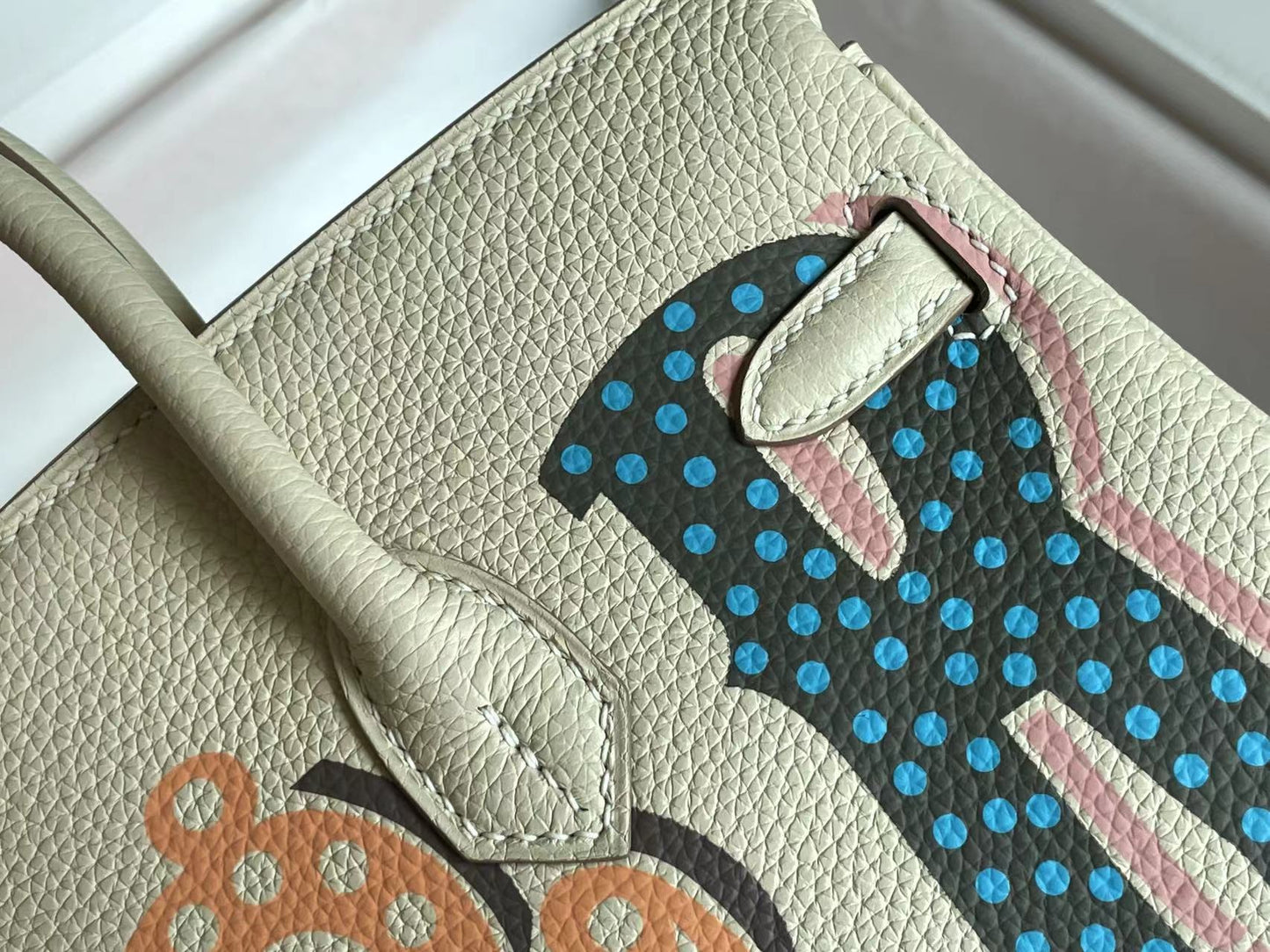 SAC BIRKIN 25 EN CUIR DE VEAU BLANC CRÈME AVEC AUTOCOLLANT COLORÉ (FABRIQUÉ SUR COMMANDE)