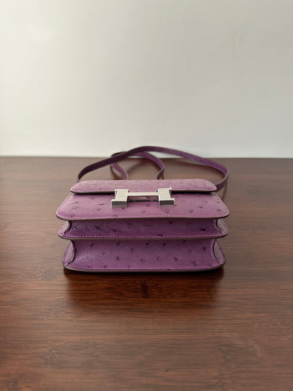 CONSTANCE 18 AUTRUCHE VIOLET QUINCAILLERIE ARGENTÉE 