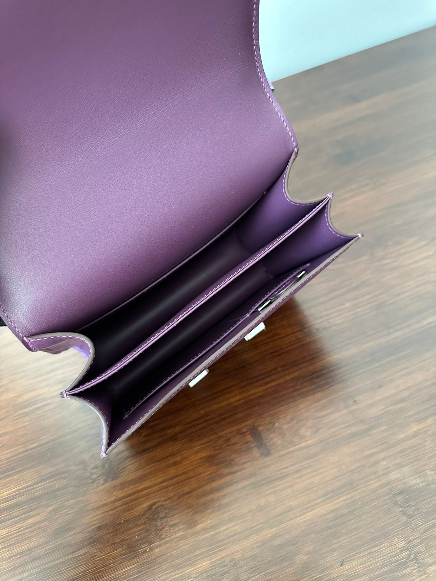 CONSTANCE 18 AUTRUCHE VIOLET QUINCAILLERIE ARGENTÉE 
