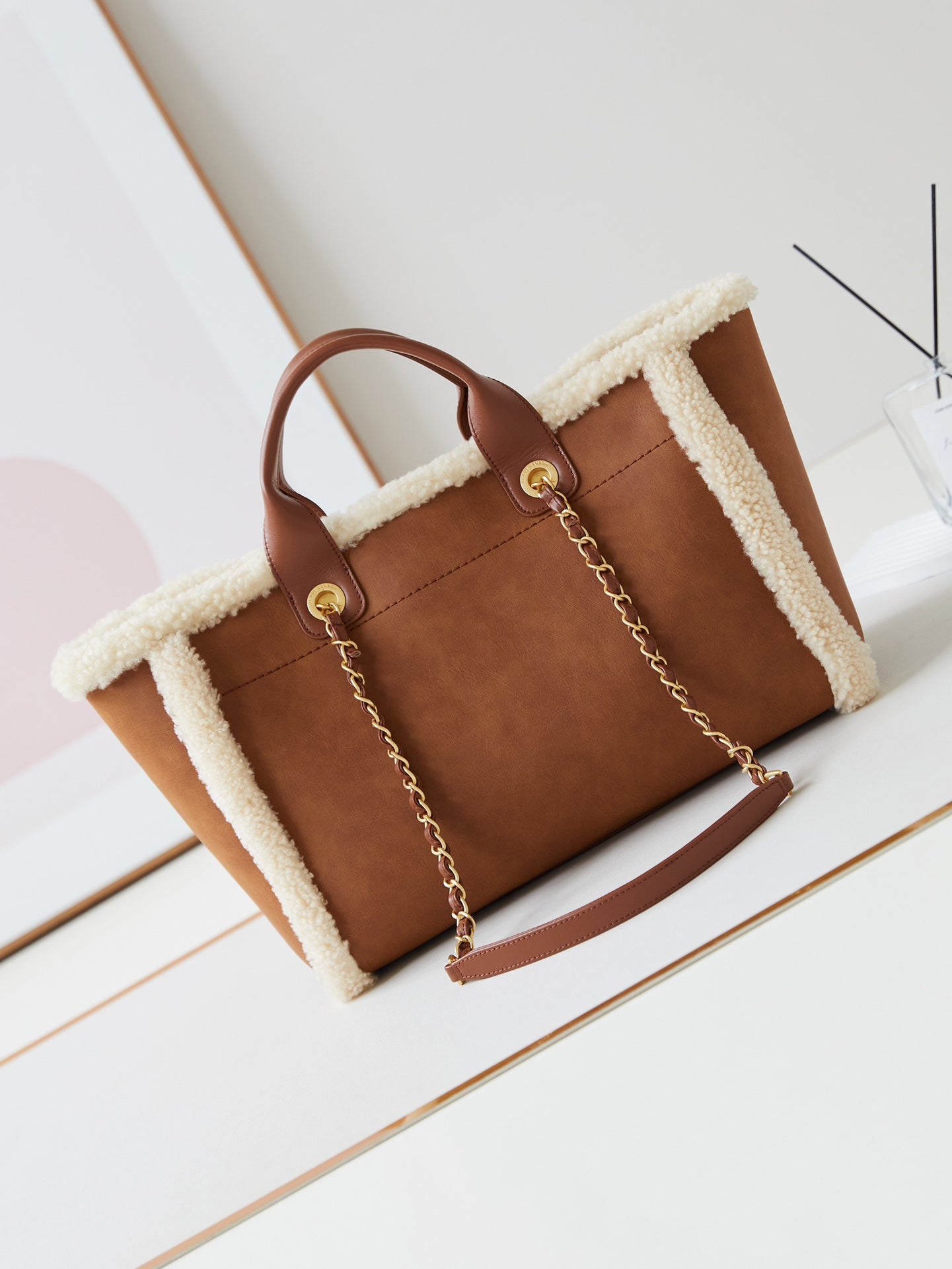 Sac shopping CC 32 cm en cuir d'agneau sherling marron beige 