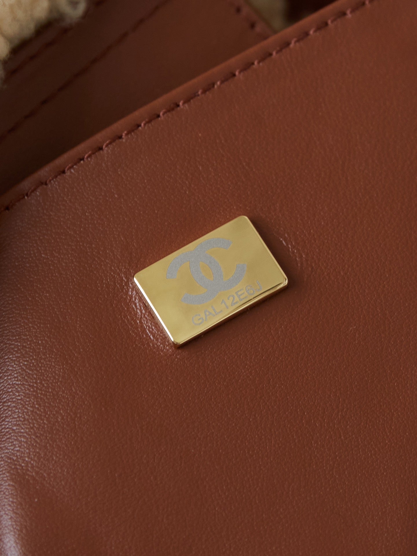 Sac shopping CC 32 cm en cuir d'agneau sherling marron beige 