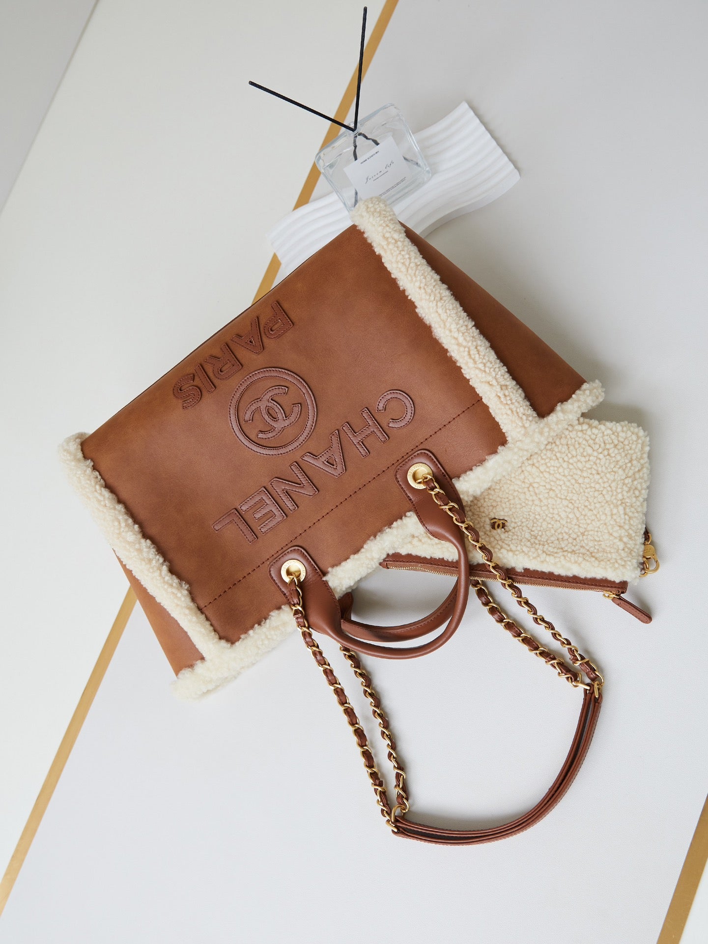 Sac shopping CC 32 cm en cuir d'agneau sherling marron beige 