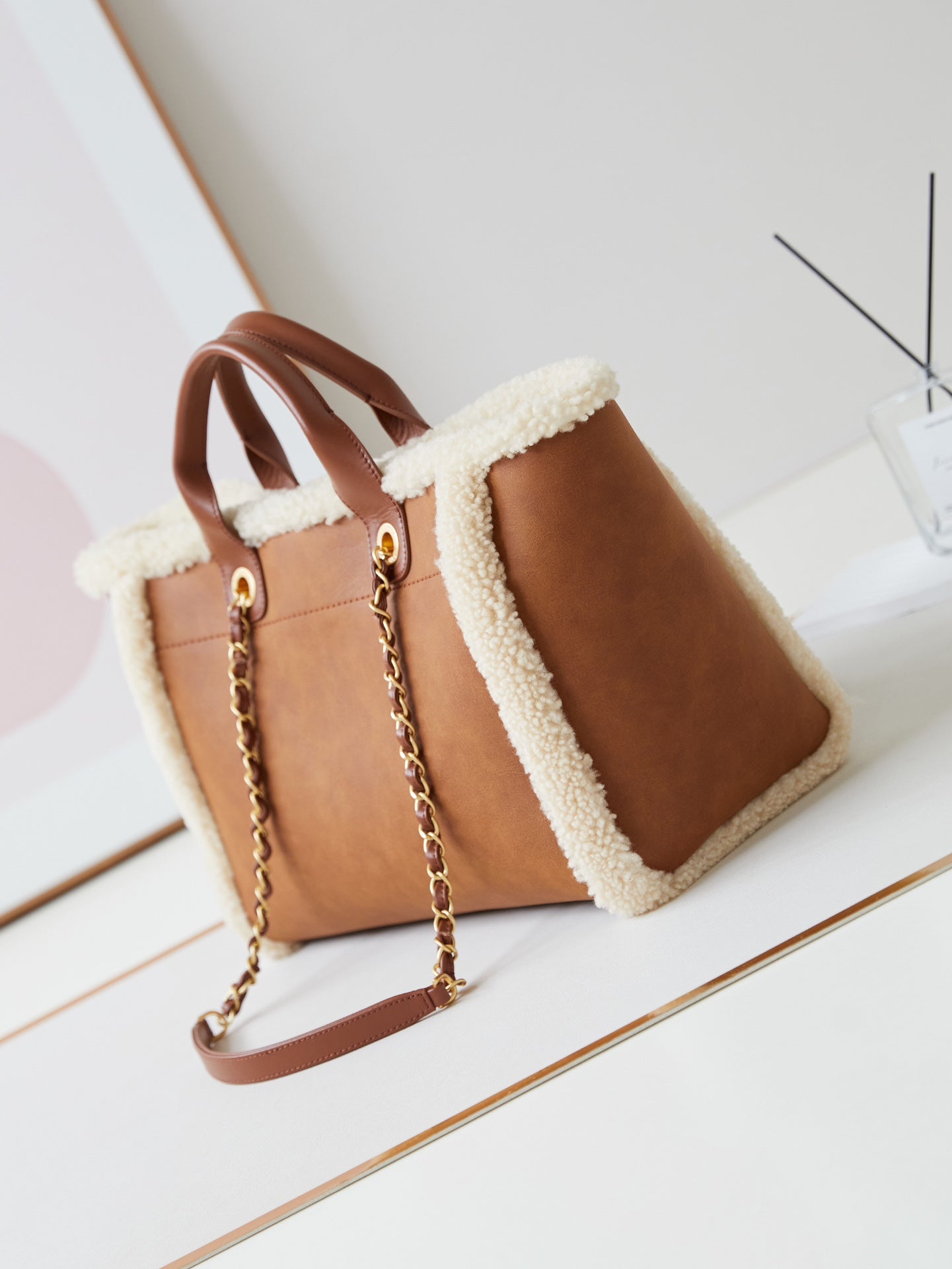 Sac shopping CC 32 cm en cuir d'agneau sherling marron beige 
