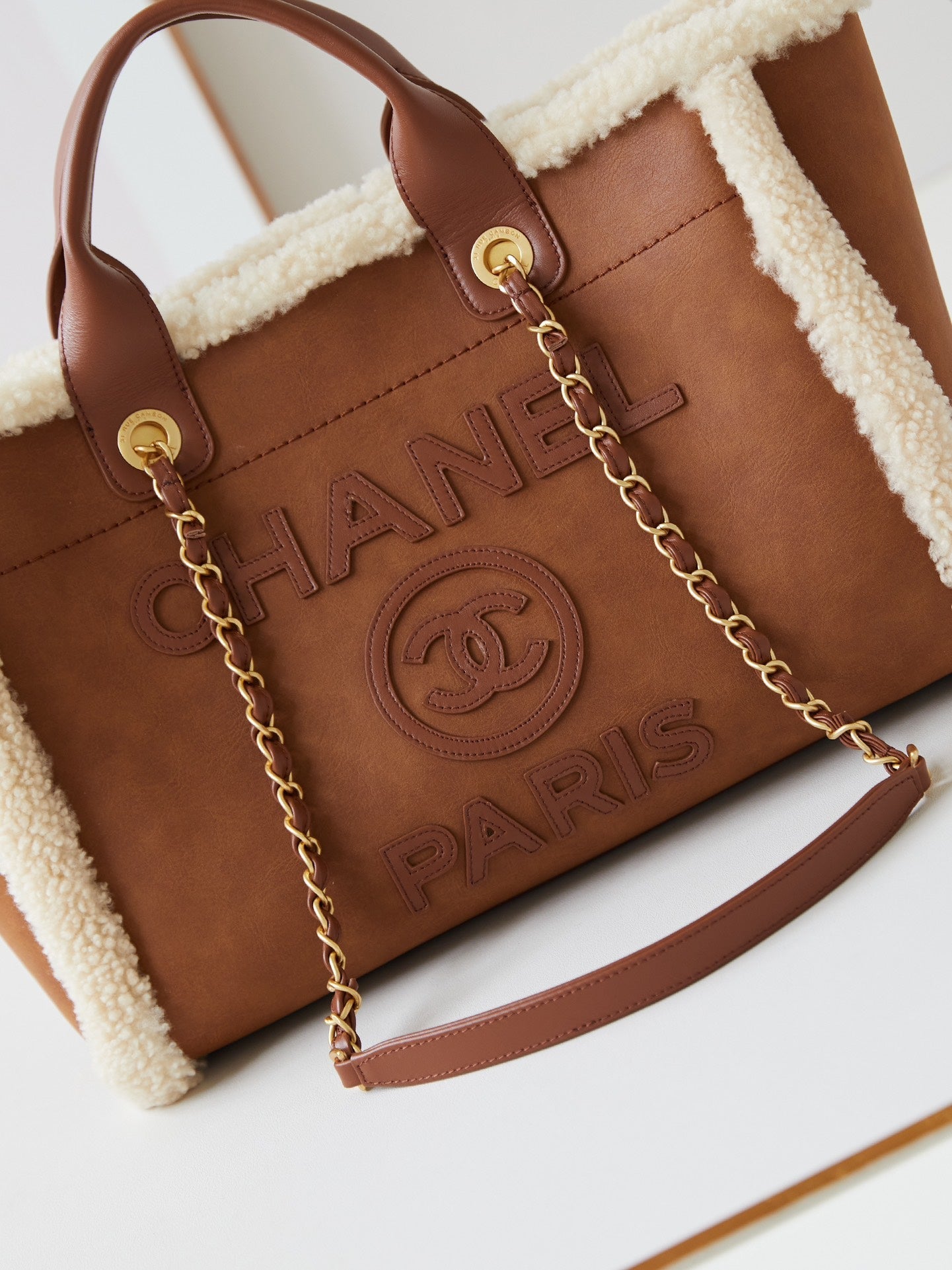 Sac shopping CC 32 cm en cuir d'agneau sherling marron beige 