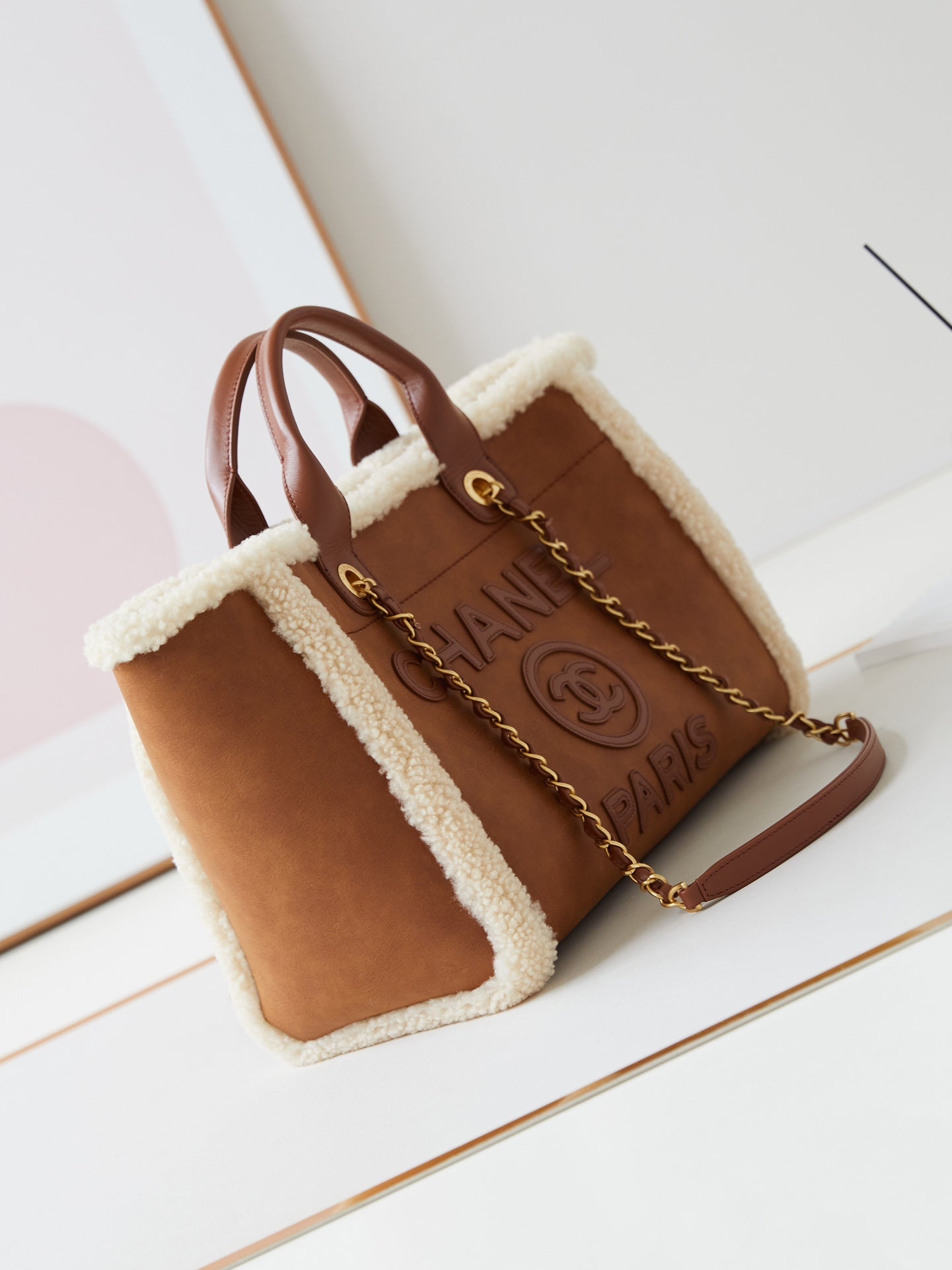Sac shopping CC 32 cm en cuir d'agneau sherling marron beige 