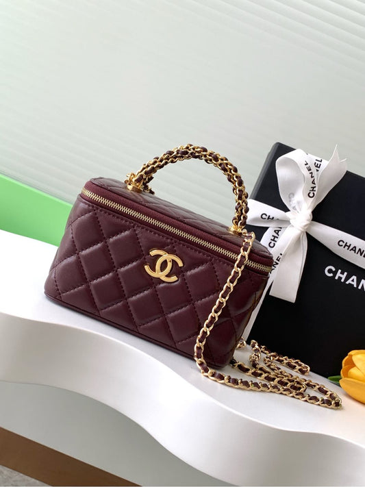 Trousse de toilette CC 17 cm en cuir bordeaux et accessoires dorés 238499