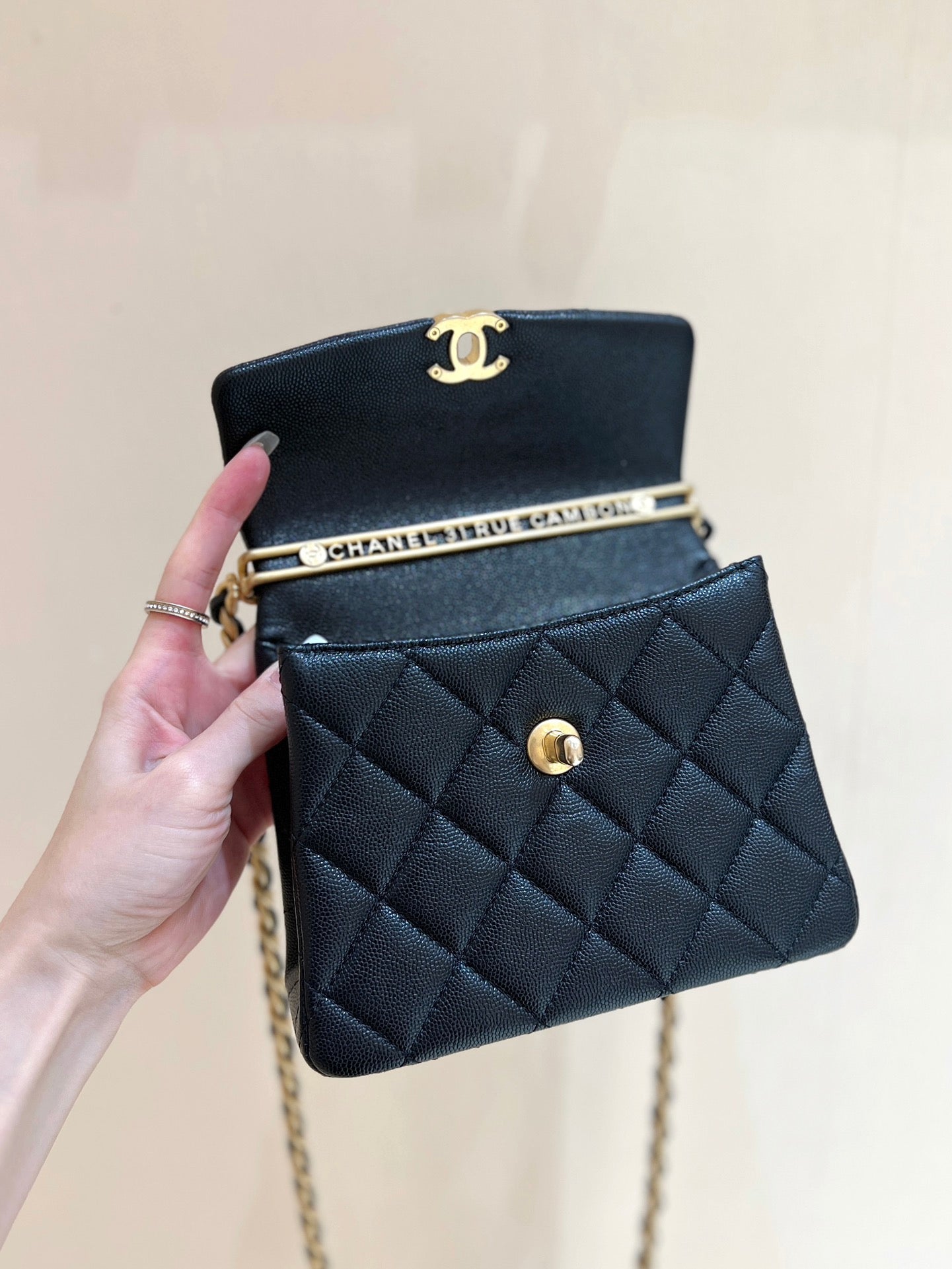 24s 31 ruecambon 15cm cuir caviar noir