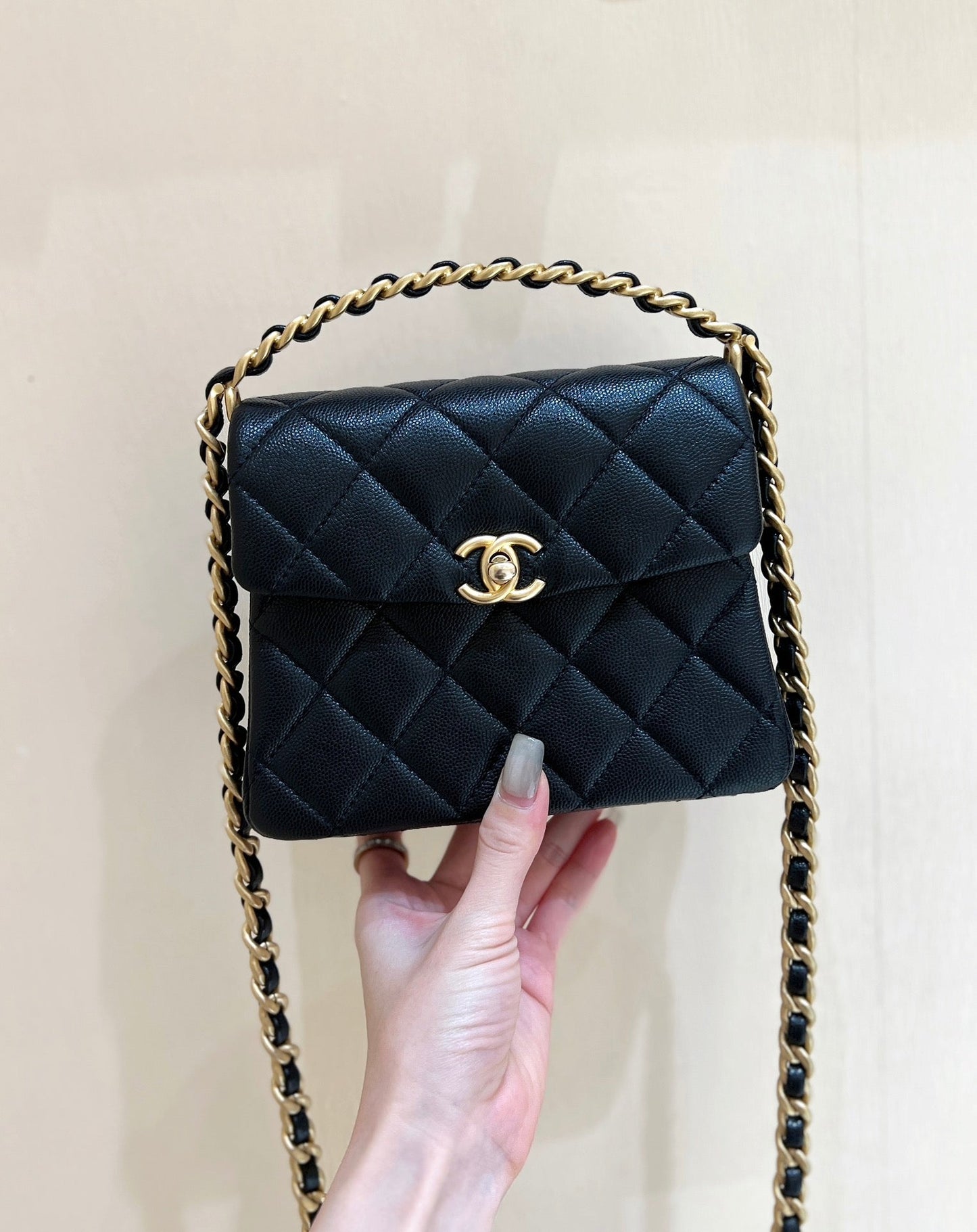 24s 31 ruecambon 15cm cuir caviar noir