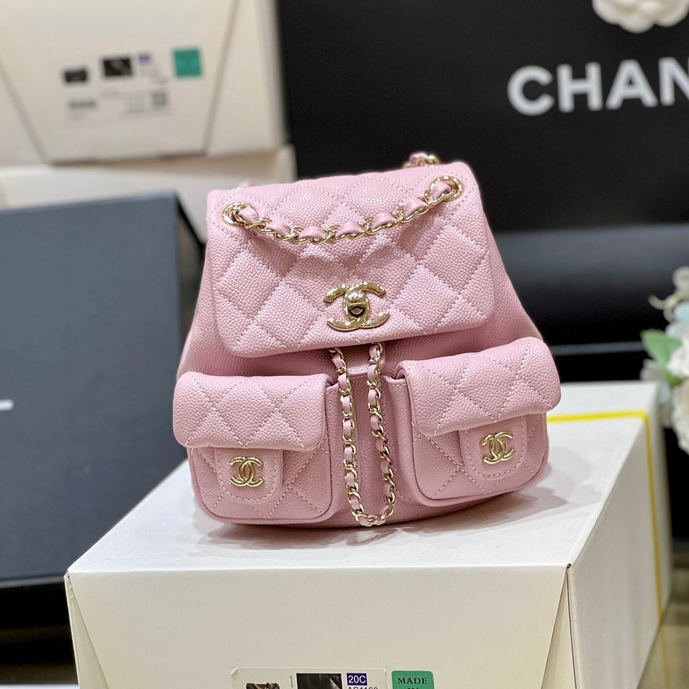 Sac à dos 24a duma en cuir caviar rose avec accessoires dorés clairs