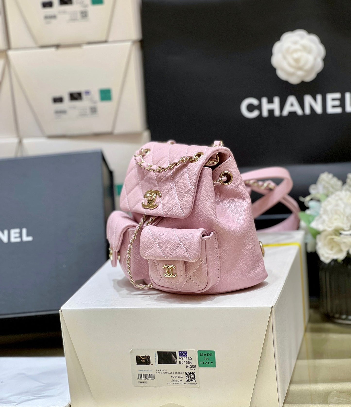 Sac à dos 24a duma en cuir caviar rose avec accessoires dorés clairs