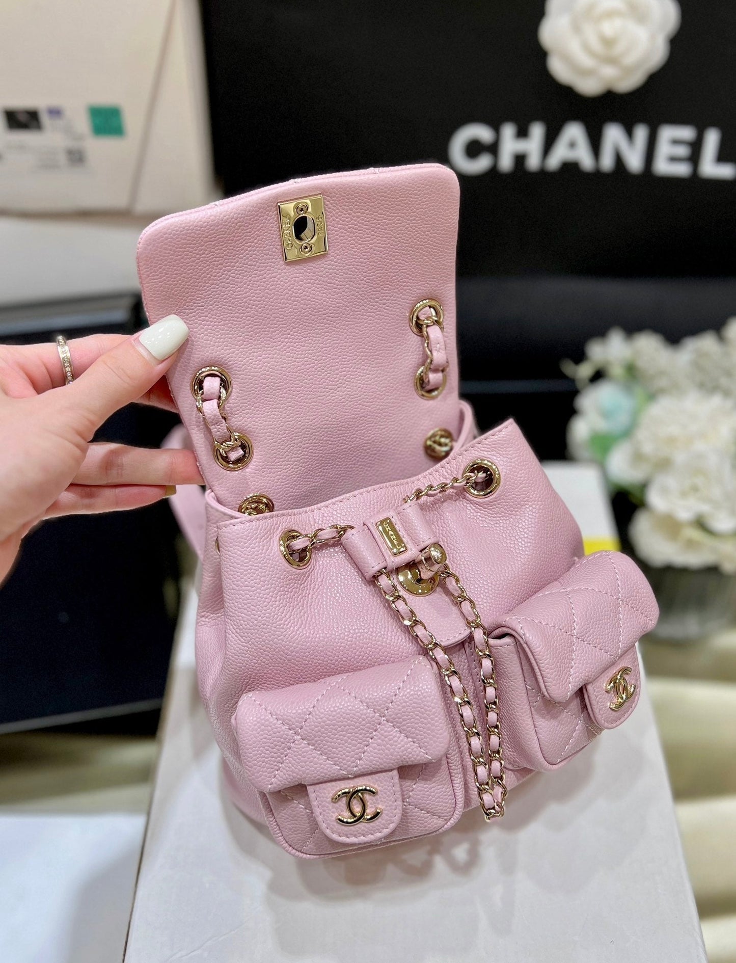 Sac à dos 24a duma en cuir caviar rose avec accessoires dorés clairs