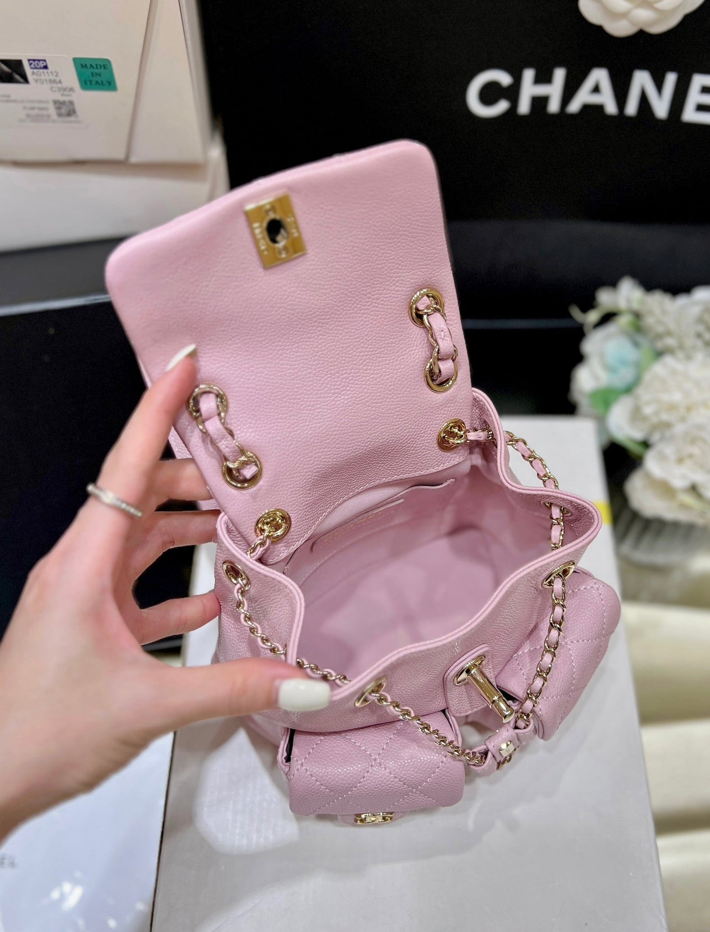 Sac à dos 24a duma en cuir caviar rose avec accessoires dorés clairs