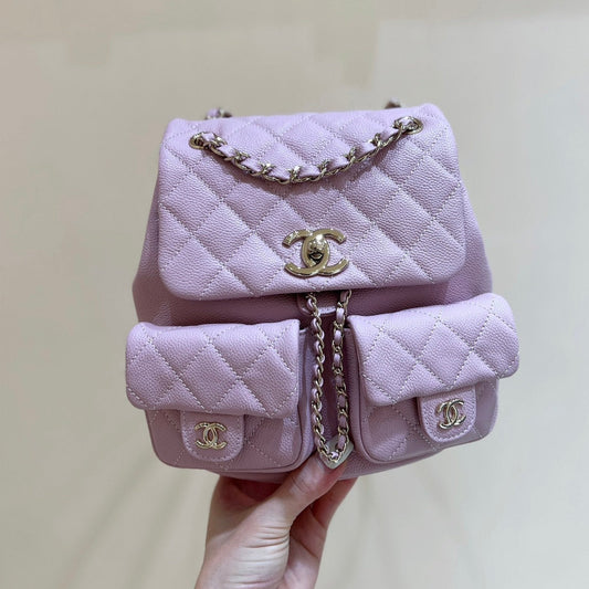 Sac à dos 24a duma en cuir caviar violet avec accessoires dorés clairs