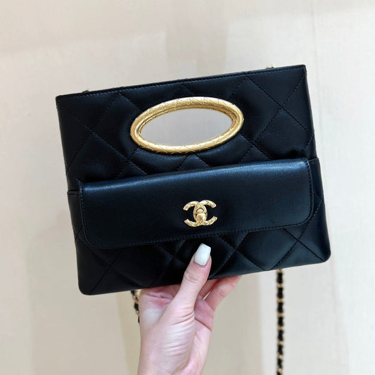 Pochette 25 en peau de mouton noire et quincaillerie dorée 