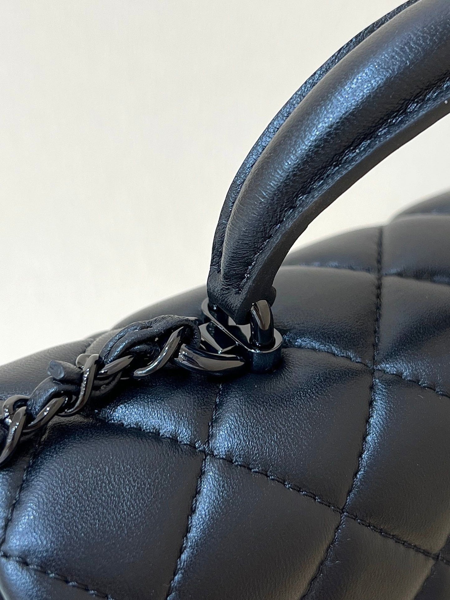 25C ミニフラップバッグ トップハンドル 20cm ブラックラムスキン ブラック金具