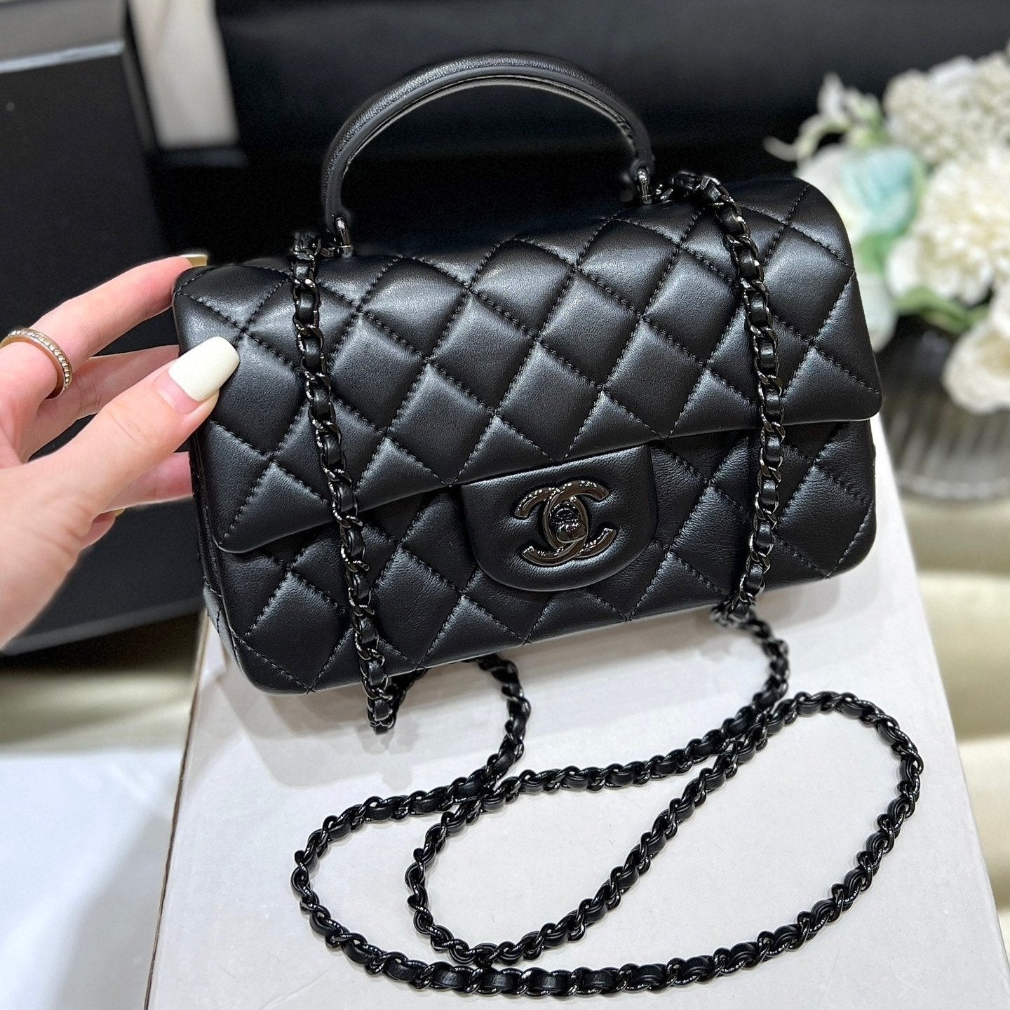 25C ミニフラップバッグ トップハンドル 20cm ブラックラムスキン ブラック金具